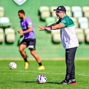 O Técnico Enderson Moreira busca primeira vitória à frente do Comando Técnico do América - Foto: Mourão Panda/América