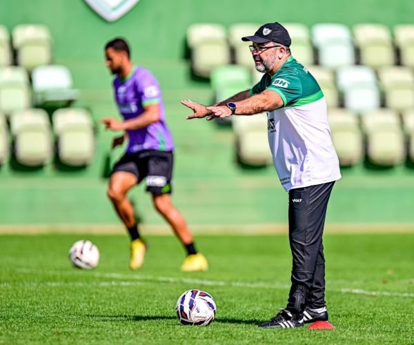 O Técnico Enderson Moreira busca primeira vitória à frente do Comando Técnico do América - Foto: Mourão Panda/América