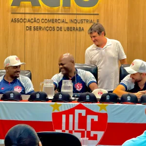 Fernando Mariano, ao centro, ao lado de seu auxiliar Fernandinho e do Preparador Físico Paulo Sérgio - Foto: Guilherme Sena