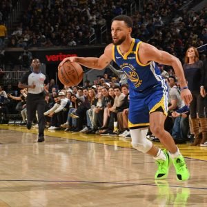 Stephen Curry durante partida entre Golden State Warriors e Cleveland Cavaliers (Foto: Noah Graham/NBAE via Getty Images/AFP)