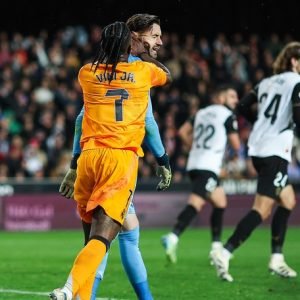 Após agredir goleiro Dimitriesvki, Vini Jr é expulso - Foto: Eric Alonso/Getty Images