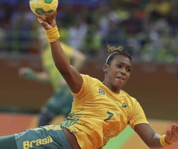 Tamires Araújo Recebe Diploma Mundial de Fair Play - Foto: Damir Sagollkj/Reuters