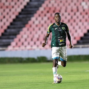 Atacante Jhuliam, durante passagem pelo UEC - 2025 - Foto: Atleta Divulgação