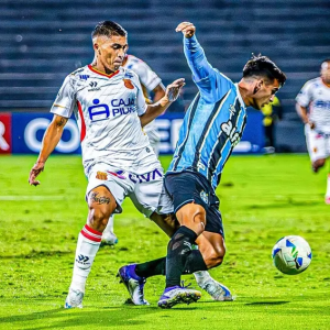 Lance do jogo entre Atlético Grau-PER e Grêmio. (Foto: Divulgação/Atlético Grau)
