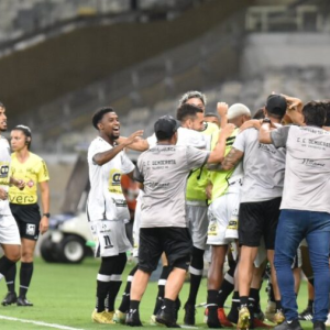 Jogadores do Democrata-GV comemoram gol diante do Atlético, no Mineirão
