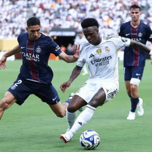 Vini Jr em ação pelo Real Madrid contra o PSG (Foto: FRANCK FIFE / AFP)

