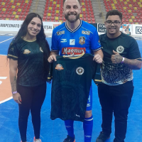 Presente da comissão técnica do Lion para o Rodrigo Capita - Foto: Lions Divulgação