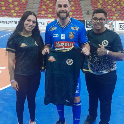 Presente da comissão técnica do Lion para o Rodrigo Capita - Foto: Lions Divulgação