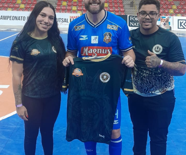 Presente da comissão técnica do Lion para o Rodrigo Capita - Foto: Lions Divulgação