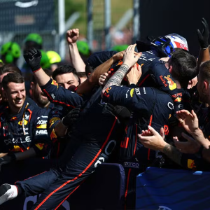 Max Verstappen e a RBR comemoram vitória no GP da Emilia-Romagna de F1 em 2025 — Foto: Zak Mauger/LAT Images

