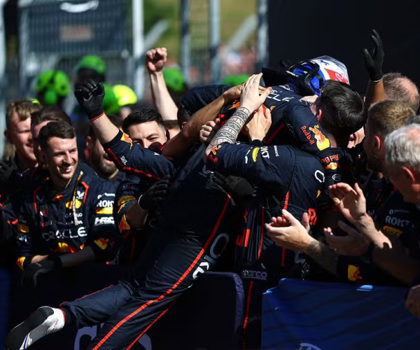 Max Verstappen e a RBR comemoram vitória no GP da Emilia-Romagna de F1 em 2025 — Foto: Zak Mauger/LAT Images

