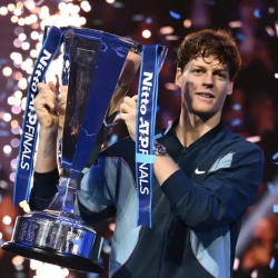 O italiano, Jannik Sinner fechou 2024 como o número 1 do tênis (Foto: Marco BERTORELLO / AFP)
