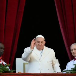 Papa Francisco acena na sacada do Vaticano (foto: divulgação)