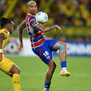 Aldair Gutierrez e Deyverson em Atlético Bucaramanga x Fortaleza, pela Libertadores. (Foto: Raul Arboleda/AFP)
