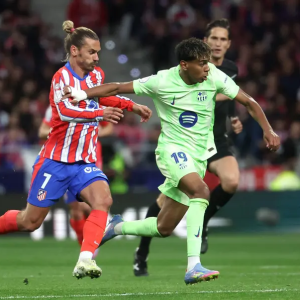 Yamal conduz a bola marcado por Griezmann em Atlético de Madrid x Barcelona (Foto: Pierre-Philippe Marcou/AFP)
