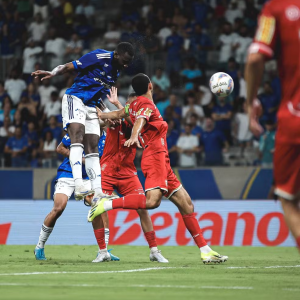 Bolasie, de cabeça, abriu o placar para o Cruzeiro diante do Tombense — Foto: Gustavo Martins