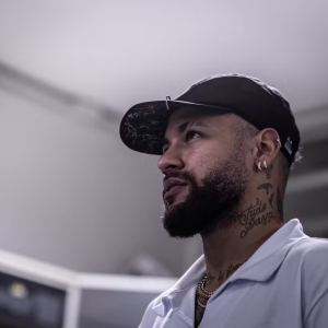 Neymar em visita à Vila Belmiro no ano passado — Foto: Raul Baretta/Santos
