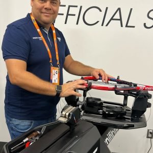 Uberabense Marcelo Ferreira responsável por ajustar a tensão das cordas nas raquetes do tenista João Fonseca - Foto Divulgação