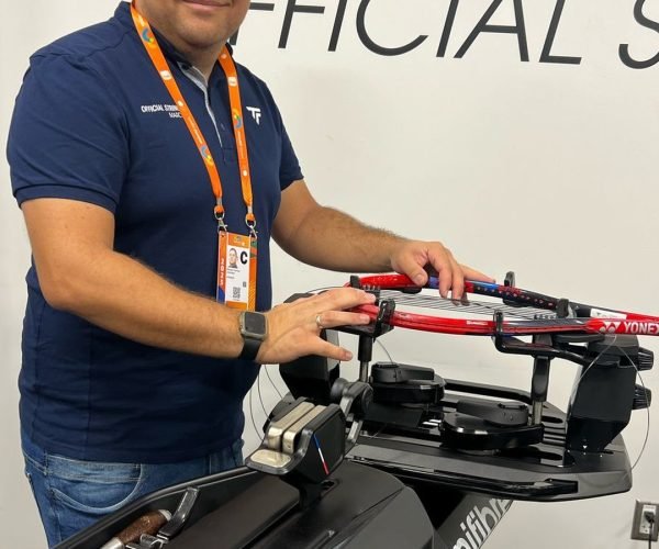 Uberabense Marcelo Ferreira responsável por ajustar a tensão das cordas nas raquetes do tenista João Fonseca - Foto Divulgação