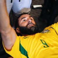 Karim Benzema treina usando camisa da Seleção Brasileira - Foto: Benzema/Divulgação