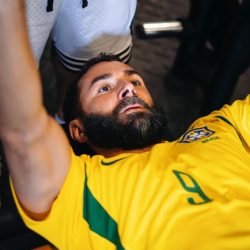 Karim Benzema treina usando camisa da Seleção Brasileira - Foto: Benzema/Divulgação