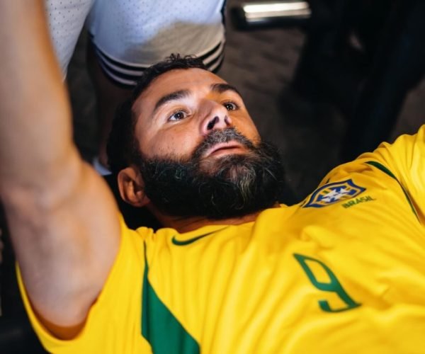 Karim Benzema treina usando camisa da Seleção Brasileira - Foto: Benzema/Divulgação