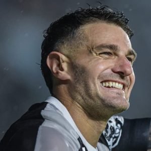 Vasco inicia 2025 com foco em renovações e desafios no elenco