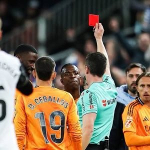 Vinicius Junior é expulso durante o jogo entre Valencia e Real Madrid, pelo Campeonato Espanhol — Foto: Getty Images