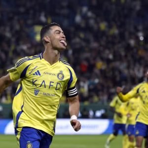 Cristiano Ronaldo marca para o Al-Nassr em duelo contra o Al-Okhdood, no Campeonato Saudita — Foto: REUTERS/Hamad I Mohammed