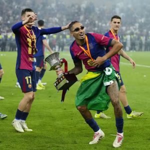 Raphinha comemora mais um título com a camisa do Barcelona — Foto: Jose Breton/Pics Action/NurPhoto via Getty Images