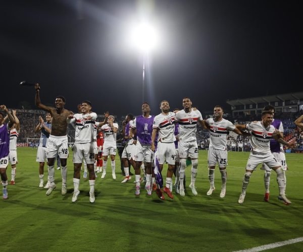 Comemoração dos jogadores do São Paulo em Lima — Foto: Rubens Chiri/saopaulofc