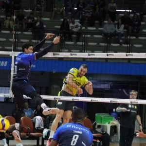 O Praia Clube (amarelo) conquista grande vitória diante do Suzano e segue líder na Superliga de Vôlei Masculino - Foto: Divulgação/Suzano Vôlei