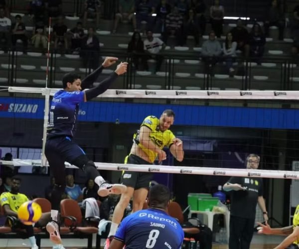 O Praia Clube (amarelo) conquista grande vitória diante do Suzano e segue líder na Superliga de Vôlei Masculino - Foto: Divulgação/Suzano Vôlei