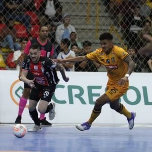 Na primeira fase da LNF, Sorocaba (de amarelo) e Joinville ficaram no 1 a 1 - Foto: Juliano Schmidt/LNF