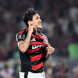 Pedro comemora seu 26º gol na Libertadores vestindo a camisa do Flamengo - Foto: André Durão/ge