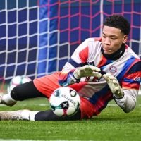 Crise no gol do Bayern pode levar joia de 16 anos à Champions em jogo decisivo