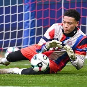 Crise no gol do Bayern pode levar joia de 16 anos à Champions em jogo decisivo