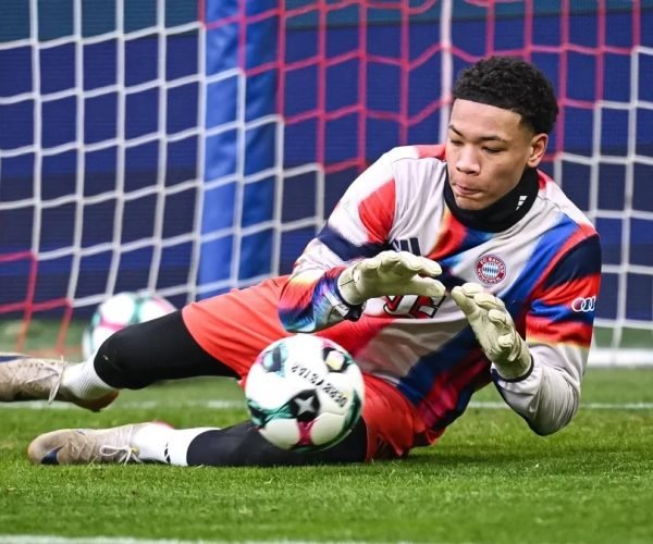 Crise no gol do Bayern pode levar joia de 16 anos à Champions em jogo decisivo