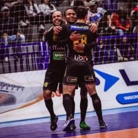 Jogando fora dos seus domínios, o Praia Clube venceu  Vélez Camaquã e assumiu a liderança da Liga Nacional de Futsal - Foto: Ricardo Weschenfelder