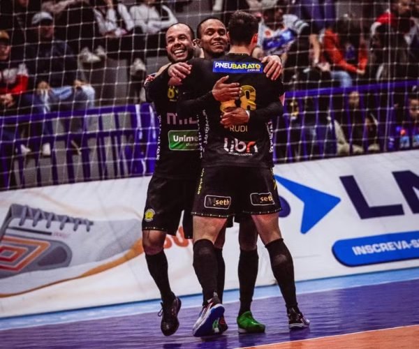 Jogando fora dos seus domínios, o Praia Clube venceu  Vélez Camaquã e assumiu a liderança da Liga Nacional de Futsal - Foto: Ricardo Weschenfelder