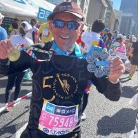 O veterano corredor Nilson Lima, de 72 anos, completa 400 maratonas em sua carreira e já percorreu quase meia volta ao mundo em provas oficiais. - Foto: @nilsonpaulolima