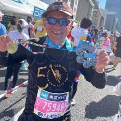 O veterano corredor Nilson Lima, de 72 anos, completa 400 maratonas em sua carreira e já percorreu quase meia volta ao mundo em provas oficiais. - Foto: @nilsonpaulolima