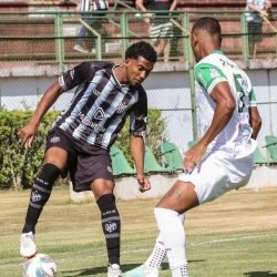 A equipe do Novo Esporte (de branco) foi o destaque da rodada inicial do Hexagonal da Segundona ao vencer o Tupi em Juiz de Fora por 3 a 0 - Foto: Caio Goulart/Coast FC/Tupi FC