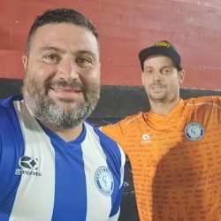 Paolo e Ricardo Tort, dois primos apaixonados pelo Cerro Largo, foram os únicos torcedores do time uruguaio presentes no Barradão - Foto: Reprodução/Redes Sociais