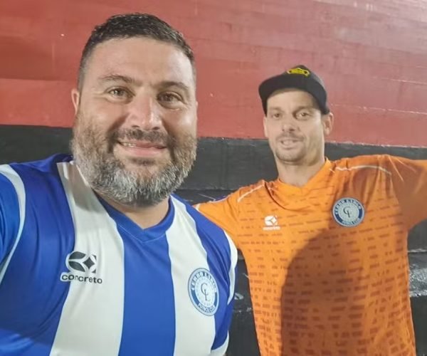 Paolo e Ricardo Tort, dois primos apaixonados pelo Cerro Largo, foram os únicos torcedores do time uruguaio presentes no Barradão - Foto: Reprodução/Redes Sociais