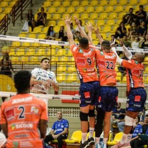 JF Vôlei de Juiz de Fora (de branco) vence a primeira partida na Superliga Masculina de Vôlei -  Foto: JF Vôlei/X Fotografia