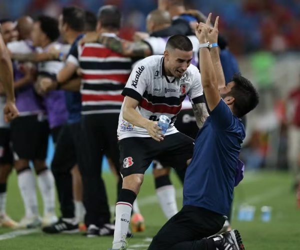 O Santa Cruz/PE é um dos quatro semifinalistas do Brasilerão Série D garantindo vaga na Série C de 2026 - Foto: Marlon Costa/AGIF
