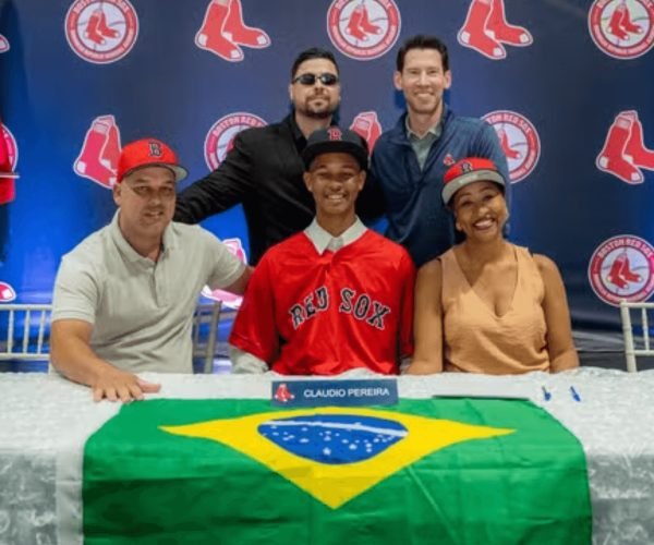Brasileiro Cláudio Pereira Assina com o Boston Red Sox e Marca Nova Era para o Beisebol Nacional
