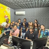 Alunos do Colégio Live Aprender, juntamente com os Professores Rafael e Taciana, são recebidos para entrevista no Programa Sete Nos Esportes - Foto: Fabiano Hueb - Diretor da Rádio Sete Colinas 101.7 FM