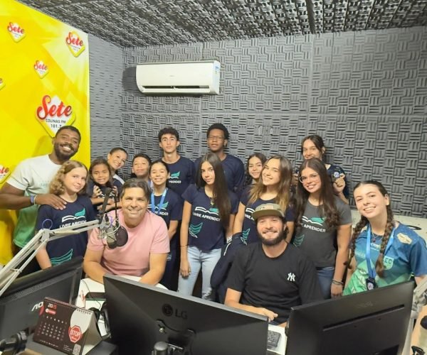 Alunos do Colégio Live Aprender, juntamente com os Professores Rafael e Taciana, são recebidos para entrevista no Programa Sete Nos Esportes - Foto: Fabiano Hueb - Diretor da Rádio Sete Colinas 101.7 FM